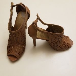 Jessica Simpson tan color, 5" heel sz 9m
